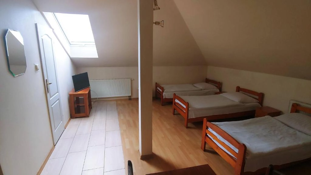 Hotel E7 - attic room with multiple beds